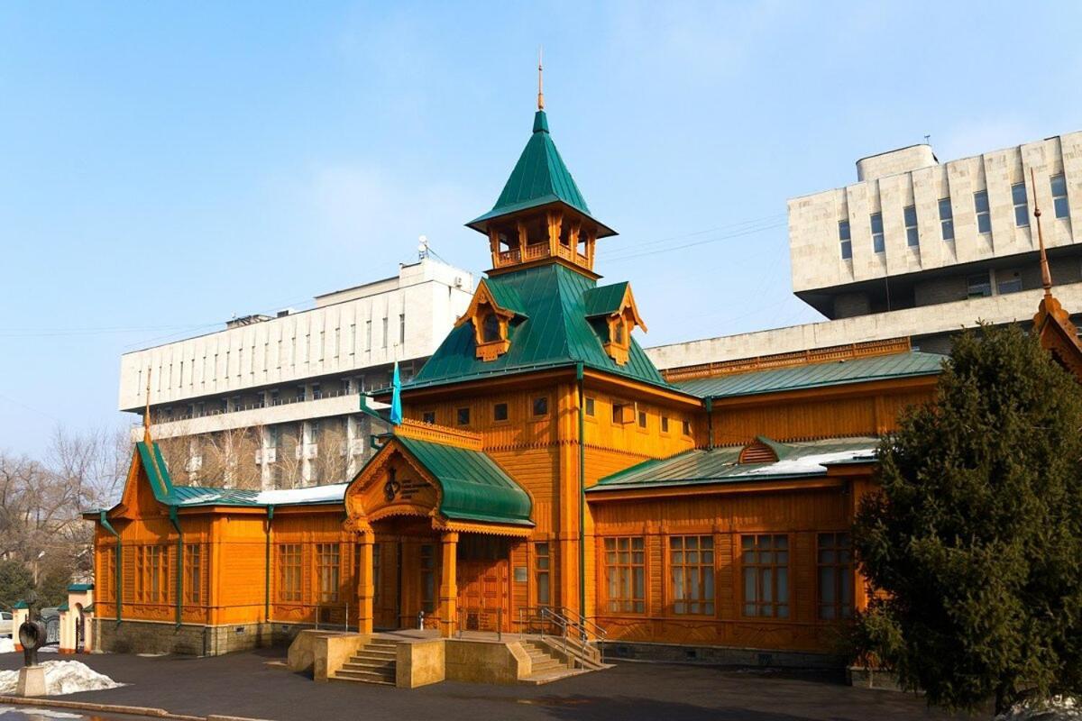 Apartment Nadezhda At Zheltoskan 77/79 Almaty Exterior photo